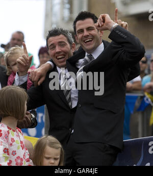 Les joueurs de Cardiff, Kevin McNaughton et Steve Thompson, réagissent aux encouragements de la foule tandis que l'équipe de Cardiff se présentera sur scène à Plass Roald Dahl, à Cardiff. Banque D'Images