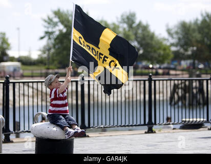 Football - Cardiff City Retour à la maison.Le jeune fan de Cardiff, Noah Pritchard, 2 ans, fait passer un drapeau à l'appui de son équipe à Plass Roald Dahl, Cardiff. Banque D'Images