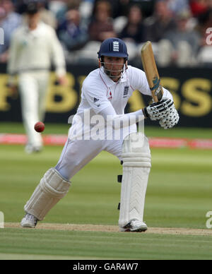 Le capitaine d'Angleterre Michael Vaughan joue le ballon pendant ses gains Banque D'Images