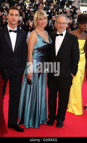 Steven Spielberg, l'épouse Kate Capshaw et Shia LaBeouf (à gauche) arrivent pour la projection de 'Indiana Jones et le Royaume du crâne de Cristals' lors du 61e Festival de Cannes, en France. Banque D'Images