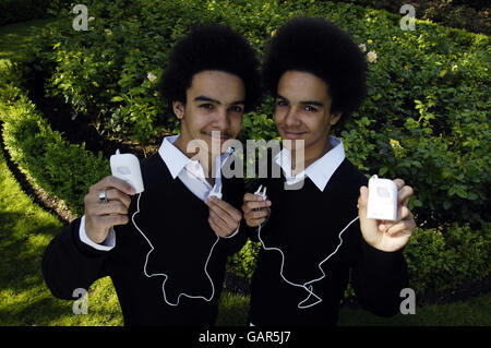 Twins Miles (à gauche) et James Spooner, 15 ans, de Londres, démontrent le nouveau analgésique anti-allergie, disponible à Lloydsprharmacy, qui soulage les symptômes de la fièvre des foins. Banque D'Images