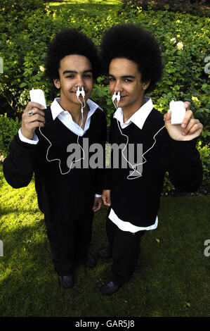 Twins Miles (à gauche) et James Spooner, 15 ans, de Londres, démontrent le nouveau analgésique anti-allergie, disponible à Lloydsprharmacy, qui soulage les symptômes de la fièvre des foins. Banque D'Images