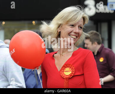 Le candidat du Parti travailliste, Tamsin Dunwoody, rencontre les électeurs potentiels à Crewe, avant l'élection partielle de demain. Banque D'Images