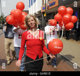 Tamsin Dunwoody, candidat du Parti travailliste, se démène à Crewe, avant l'élection partielle de demain. Banque D'Images