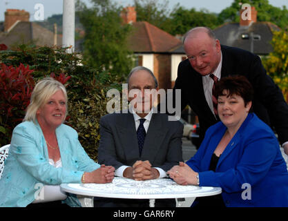 L'ancien sénateur américain George Mitchell (au centre), avec Jeanette Ervine (à gauche), épouse de l'ancien leader du Parti unioniste progressiste (PUP) David Ervine, Dawn Purvis, leader du PUP, et Roddy Molloy, directeur général FAS. Banque D'Images