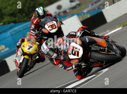 Leon Haslam est suivi autour des Esses par Cal Crutchlow et James Ellison lors de la course Bennetts British Superbikes Race 2 à Donington Park, Castle Donington. Banque D'Images