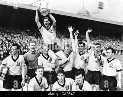 Bill Slater, capitaine de Wolverhampton Wanderers, est président de la FA Cup, sous la présidence de ses coéquipiers jubilants : (au dernier rang, l-r) Gerry Harris, Malcolm Finlayson, Ron Flowers, Peter Broadbent, Eddie Clamp, George Showell, Norman Deeley; (au premier rang, l-r) Barry Stobart, des Horne, Jimmy Murray Banque D'Images