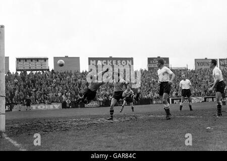 Ted Farmer de Wolverhampton Wanderers (deuxième l) dirige le ballon devant Tony Macedo, gardien de but Fulham (l), pour marquer l'un de ses deux buts, sous la surveillance de Roy Bentley (deuxième r) de Fulham et de Jim Langley (r) Banque D'Images