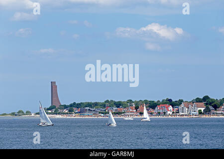 Bateaux à voile au large de mémorial naval de Laboe, Kiel, Schleswig-Holstein, Allemagne Banque D'Images