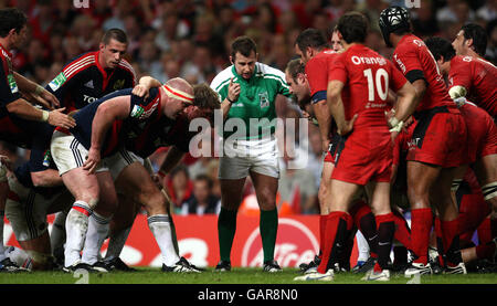 L'arbitre Nigel Owens (pays de Galles) officie lors de la finale de la coupe Heineken au Millennium Stadium, Cardiff. Banque D'Images