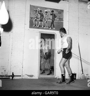 Billy Walker, boxeur lourd, dans ses quartiers d'entraînement à Blue House Farm, Pitsea, Essex. Il se prépare pour son match avec Welshman Joe Erskine à Wembley. Banque D'Images