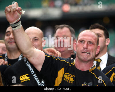 Rugby Union - Guinness Premiership final - London Wasps / Leicester Tigers - Twickenham.Lawrence Dallaglio des London Wasps célèbre après avoir remporté la finale Guinness Premiership à Twickenham, Londres. Banque D'Images