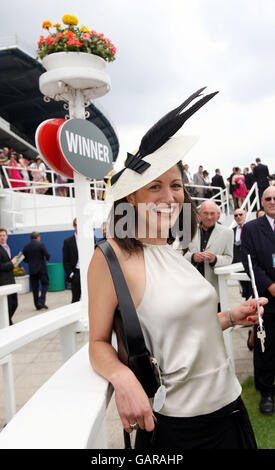 Vanessa Jakovich, d'Austrailia, remporte un Jeep Patriot en remportant le concours « Style on the Downs » en étant la meilleure femme habillée à l'hippodrome d'Epsom Downs, Surrey. Banque D'Images