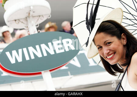 Vanessa Jakovich, d'Austrailia, remporte un Jeep Patriot en remportant le concours « Style on the Downs » en étant la meilleure femme habillée à l'hippodrome d'Epsom Downs, Surrey. Banque D'Images