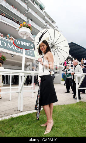 Vanessa Jakovich, d'Austrailia, remporte un Jeep Patriot en remportant le concours « Style on the Downs » en étant la meilleure femme habillée à l'hippodrome d'Epsom Downs, Surrey. Banque D'Images