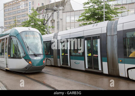 Les tramways modernes à la place du Vieux Marché, Nottingham, England, UK Banque D'Images