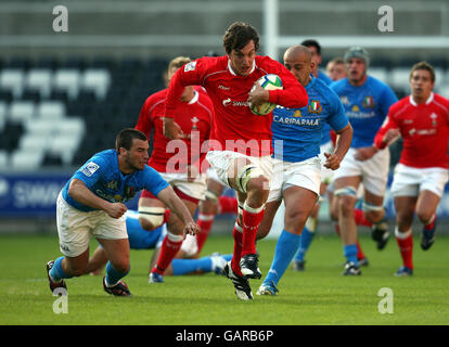 Sam Warburton, au pays de Galles, traverse la défense italienne lors du match du championnat du monde junior de l'IRB au Liberty Stadium, à Swansea. Banque D'Images