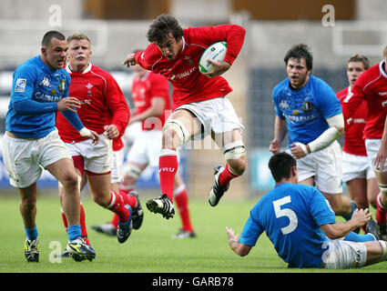 Rugby Union - Championnat du monde junior IRB 2008 - pays de Galles / Italie - Liberty Stadium.Sam Warburton, au pays de Galles, sort d'un match italien lors du championnat du monde junior de l'IRB au Liberty Stadium, à Swansea. Banque D'Images