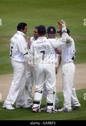 Ravi Bopara, d'Essex, célèbre avec ses coéquipiers après avoir pris part à Billy Godleman, de Middlesex, lors du deuxième match de la LV County Championship Division au Lord's London. Banque D'Images