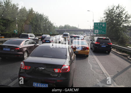 La circulation intense des voitures modernes, une grande ville embouteillage sur l'autoroute 12 ou l'autoroute Airport allant de l'aéroport de Pékin. La Chine. Banque D'Images