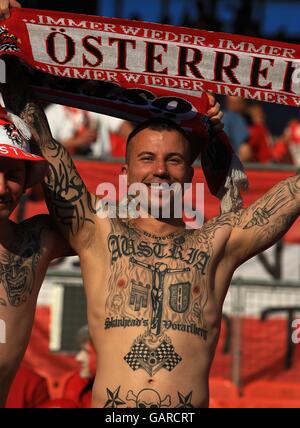 Football - Championnat d'Europe de l'UEFA 2008 - Groupe B - Autriche / Pologne - Stade Ernst Happel.Un fan autrichien montre son soutien et ses couleurs dans les tribunes avant le coup d'envoi Banque D'Images