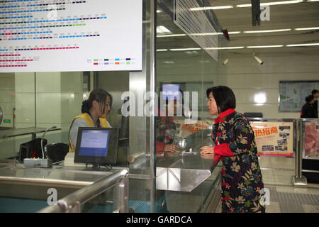 Femme chinoise est un achat d'un billet pour le métro à une billetterie dans le Chedaogou. Beijing, Chine. Banque D'Images