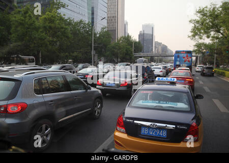 La circulation lourde, beaucoup de voitures modernes et un bus, un embouteillage tôt dans la soirée. Beijing, Chine. 26.04.2016. Banque D'Images