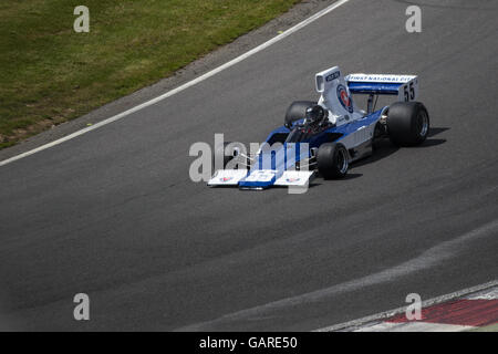 1974 Lola T332 sur la bonne voie pour le Trophée Derek Bell, Historique Race of Champions de Brands Hatch, légendes réunion Superprix Banque D'Images