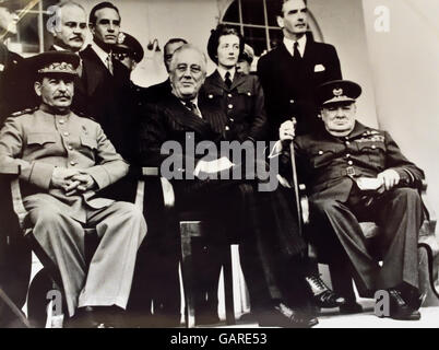 La Conférence de Téhéran (nom de code Eureka) était une réunion stratégique de Joseph Staline, Franklin D. Roosevelt et Winston Churchill du 28 novembre au 1er décembre 1943. Elle a eu lieu à l'ambassade de l'Union soviétique à Téhéran, en Iran. Les trois grands dirigeants Joseph Staline, Franklin D. Roosevelt et Winston Churchill ont siégé avec des conseillers à la Conférence de Téhéran, Iran, 1943 Banque D'Images