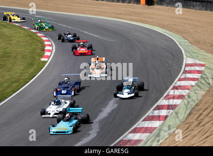 Les voitures sur la voie pour l'Derek Bell, Trophée des champions de course historiques, des légendes de Brands Hatch réunion Superprix Banque D'Images