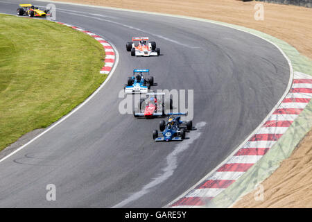 Les voitures sur la voie pour l'Derek Bell, Trophée des champions de course historiques, des légendes de Brands Hatch réunion Superprix Banque D'Images