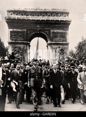 Le président Charles de Gaulle marche dans Paris - Arc de Triomphe 25 août 1944 France ( seconde Guerre mondiale 2 II 1949- 1945 Allemagne nazie ) le général Charles de Gaulle menant le défilé de libération sur les champs-Élysées devant l'Arc de Triomphe, Paris, France, 26 août 1944 Banque D'Images
