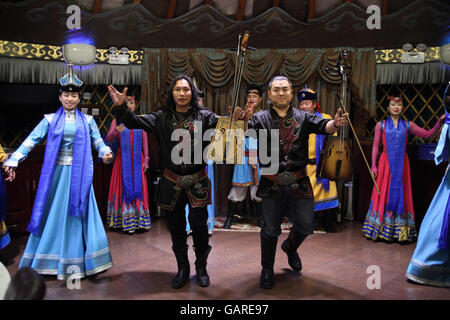 Morin-khuur mongol ou deux chaînes tableau de joueurs, danseurs et chanteurs mongoles la danse pour diners dans les yourtes mongoles 99 Restaurant. Beijing. Banque D'Images