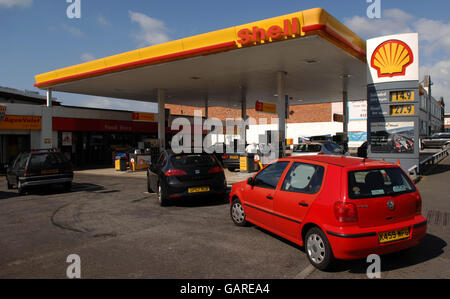 Les automobilistes font la queue dans une station-service Shell de Hove, dans l'est du Sussex, alors que les automobilistes font des réserves de carburant après un départ de quatre jours pour les chauffeurs de camions essence. Banque D'Images