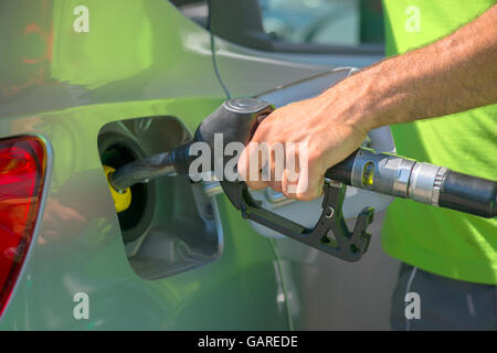 Pompiste à la station de gaz. Gros plan d'une main tenant le pistolet. Banque D'Images