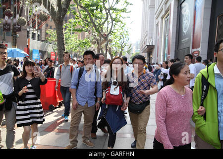 Des foules de gens se promènent le long de la Chinoise Nanjing vogue sur la rue du 1er mai week-end de vacances. Shanghai, Chine. Banque D'Images