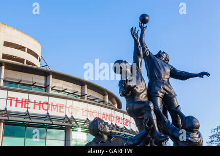 L'Angleterre, Londres, Richmond, le stade de rugby de Twickenham, Sculpture d'un Rugby line-out par Gerald Laing Banque D'Images