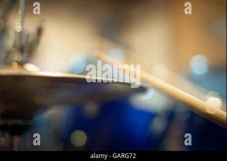 Cymbale Hi Hat détail métal doré avec les effets de flou de drum stick plaque tout en frappant Banque D'Images