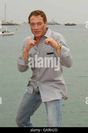 AP OUT Jean Claude Van Damme est vu à un photocall sur le Majestic Pier à Cannes, France. Banque D'Images