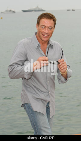 AP OUT Jean Claude Van Damme est vu à un photocall sur le Majestic Pier à Cannes, France. Banque D'Images