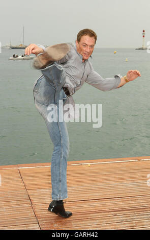 AP OUT Jean Claude Van Damme est vu à un photocall sur le Majestic Pier à Cannes, France. Banque D'Images