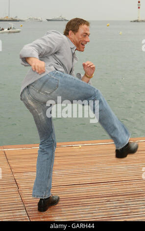 AP OUT Jean Claude Van Damme est vu à un photocall sur le Majestic Pier à Cannes, France. Banque D'Images