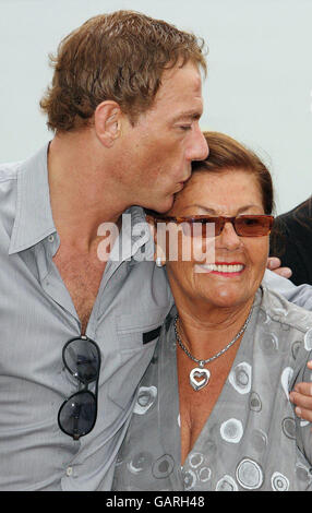 61e Festival de Cannes - Van Damme Photocall.AP OUT Jean Claude Van Damme avec sa mère est vu à un photocall sur le Majestic Pier à Cannes, France. Banque D'Images