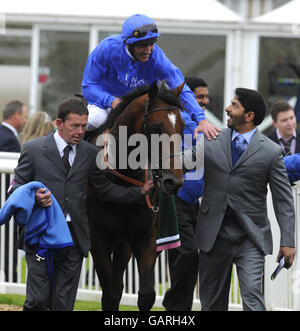 L'entraîneur Saeed bin Suroor (à droite) est félicité par le jockey Frankie Dettori après la victoire sur Creachadoir dans les piquets de verrouillage de Juddmonte pendant la journée de verrouillage de Juddmonte à l'hippodrome de Newbury. Banque D'Images