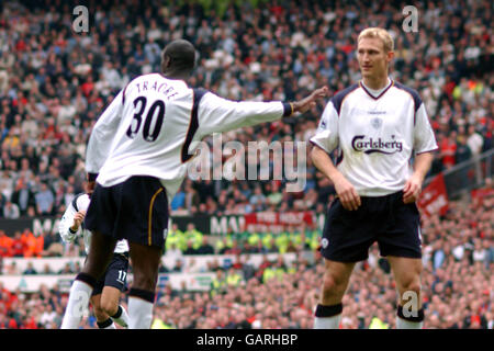 l-r; Djimi Traore de Liverpool consoles Sami Hyypia après que Hyypia est envoyé pour un foul Banque D'Images