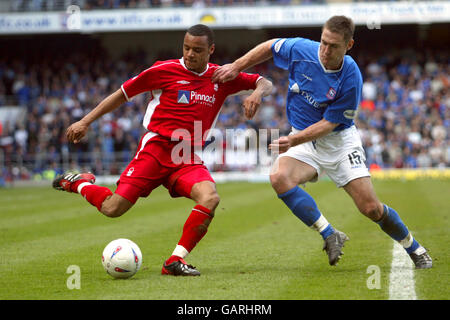 Football - Nationwide League Division One - Ipswich Town / Nottingham Forest.Chris Makin (r) de la ville d'Ipswich et Matthieu Louis-Jean de la forêt de Nottingham se battent pour le ballon Banque D'Images