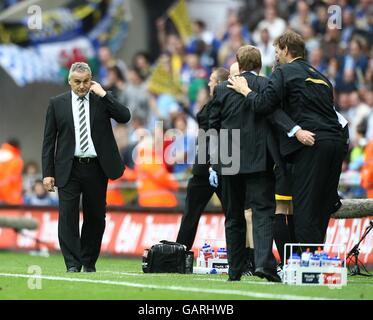 Harry Redknapp, directeur de Portsmouth, célèbre la victoire avec son assistant Tony Adams en tant que directeur de Cardiff Dave Jones (à gauche) est abattu Banque D'Images