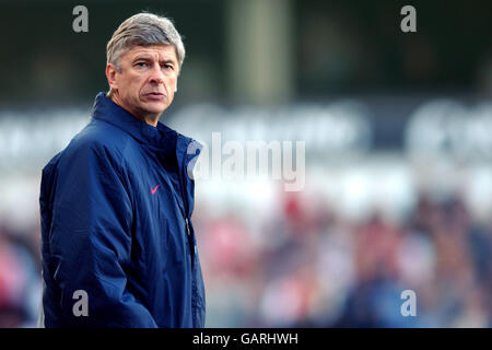 Football - FA Barclaycard Premiership - Aston Villa v Arsenal.Arsene Wenger le directeur d'Arsenal observe son équipe dans la frustration car ils ne peuvent attirer que vers Aston Villa Banque D'Images