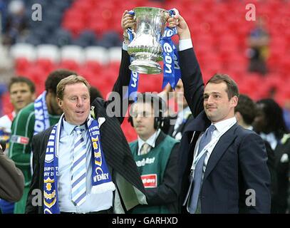 Football - FA Cup - finale - Portsmouth / Cardiff City - Wembley Stadium.Harry Redknapp, directeur de Portsmouth (à gauche), lève la coupe FA, avec le président Alexandre Gaydamak. Banque D'Images