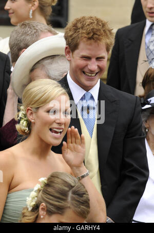 Zara Phillips et le prince Harry à l'extérieur de la chapelle Saint-Georges à Windsor, en Angleterre, après la cérémonie de mariage de Peter Phillips et Autumn Kelly. Banque D'Images